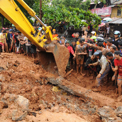 134694_evakuasi-korban-tembok-roboh-di-makasar.jpg